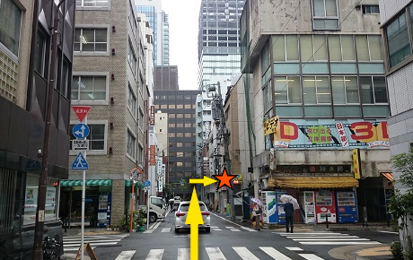 5)左折後、約150m直進すると左側に丼ぶりやさん(ど丼がぁドン)その奥 右側にレイアード大手町ビルが見えます